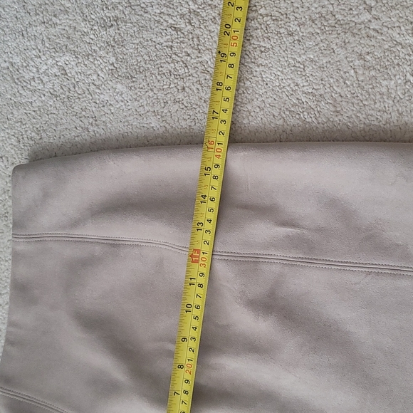 Aritzia Babaton Faux Suede Mini Skirt in Beige Size 00 - Picture 11 of 12